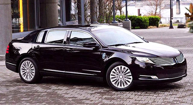 2018 Lincoln Town Car side