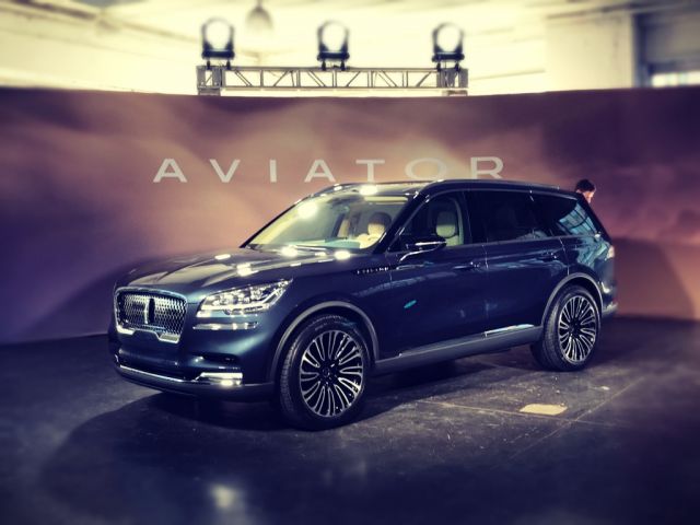 2020 Lincoln Aviator side