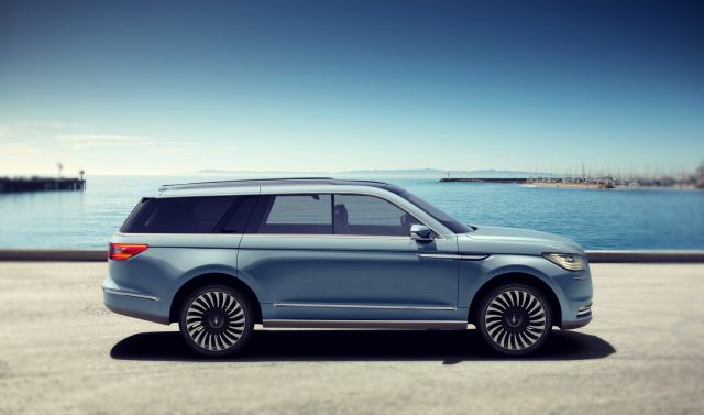 2020 Lincoln Navigator side