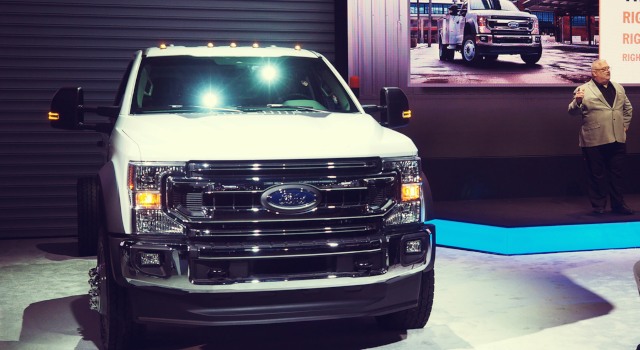 2020 Ford F-600 front