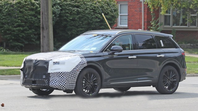 2023 Lincoln Corsair spy shots